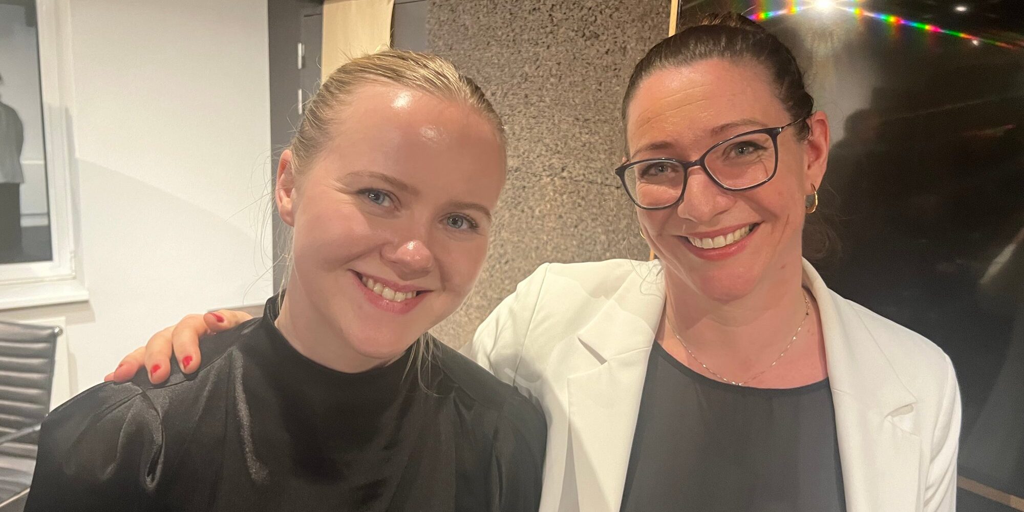 IMG_2867 Gjennom sitt ti måneder lange opphold i Brussel, er et av formålene til Hilde å skape seg et bredt nettverk inn til kjernen av beslutningstakerne i Brussel. Her avbildet med Randi Næss i forbindelse med et seminar Hilde og de andre fra Trøndelags Europakontor arrangerte tidligere i år. Foto: Narve Nordmelan